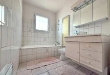 Maison de plain-pied 3 chambres   Grand garage et jardin clo