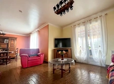 Maison familiale à proximité immédiate du bourg 