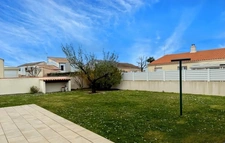 Maison de plain-pied 3 chambres   Grand garage et jardin clo