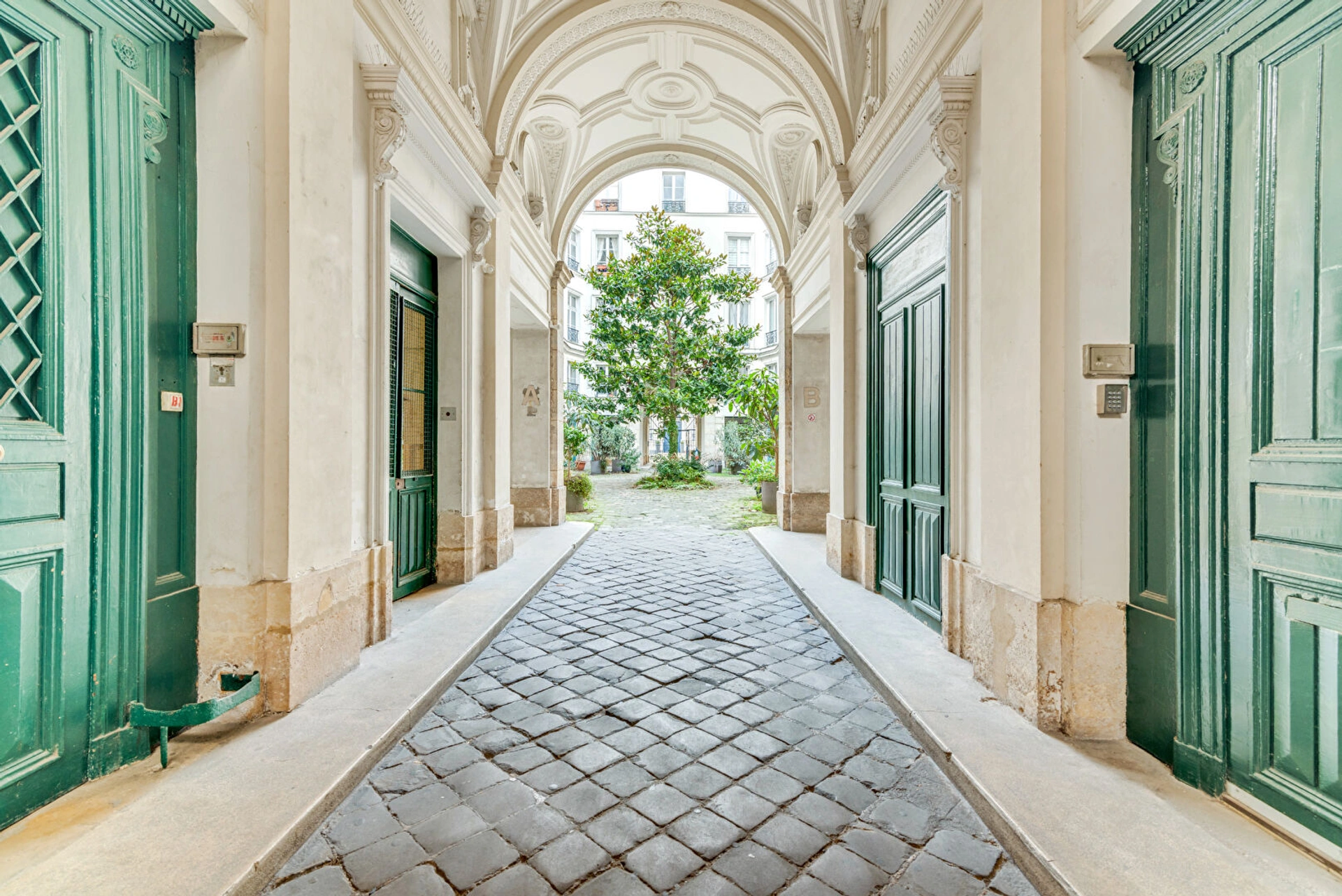 PARIS X - VILLAGE SAINT MARTIN 17