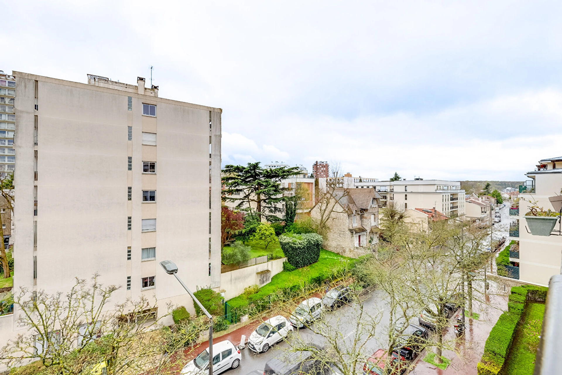CHATILLON - PARC ANDRÉ MALRAUX.- STUDIO AVEC BALCON . 10