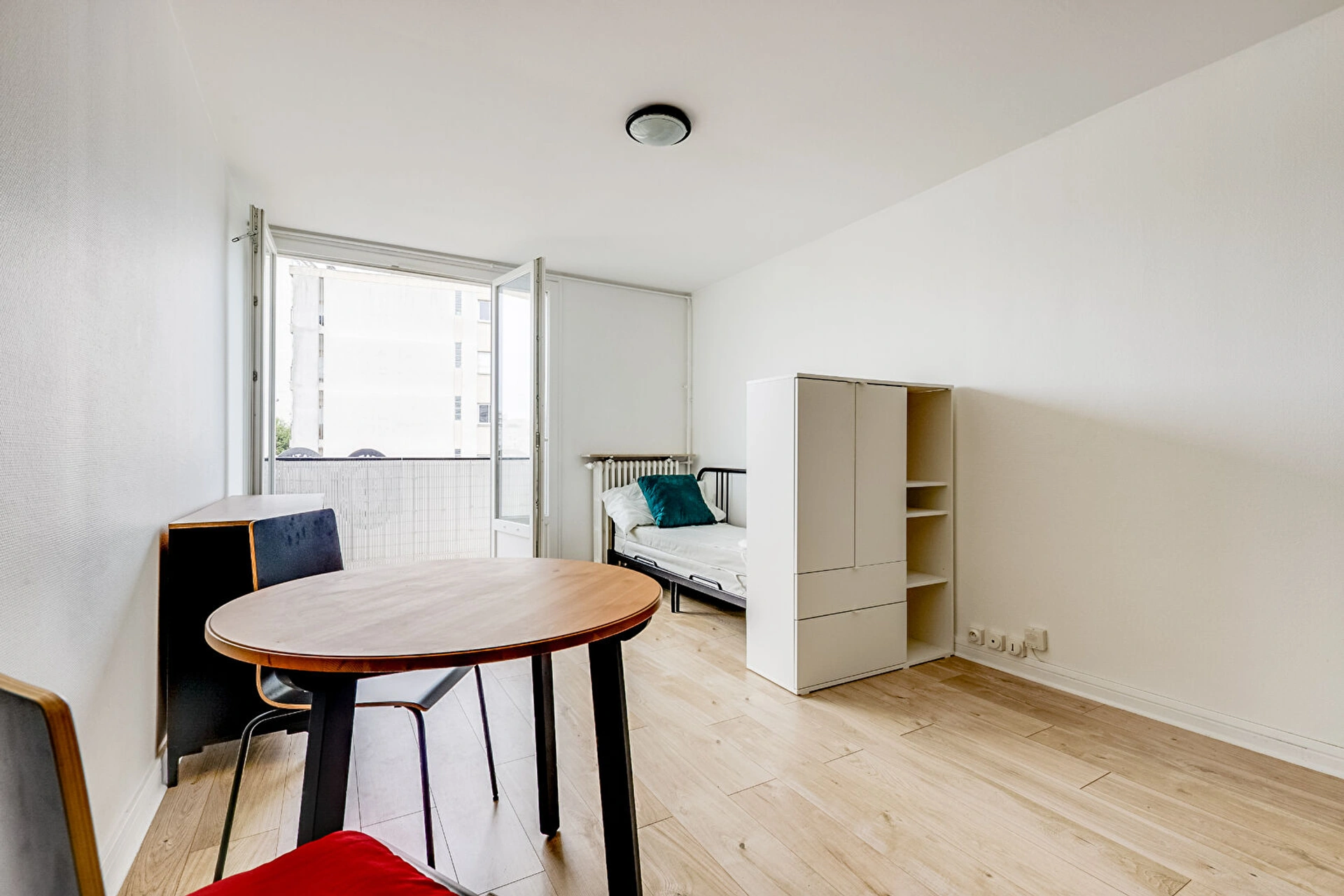 CHATILLON - PARC ANDRÉ MALRAUX.- STUDIO AVEC BALCON . 1