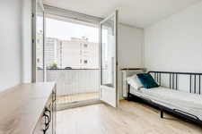 CHATILLON - PARC ANDRÉ MALRAUX.- STUDIO AVEC BALCON . 3