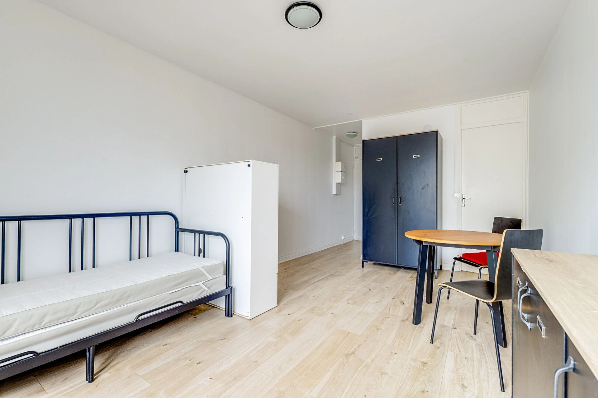 CHATILLON - PARC ANDRÉ MALRAUX.- STUDIO AVEC BALCON . 9