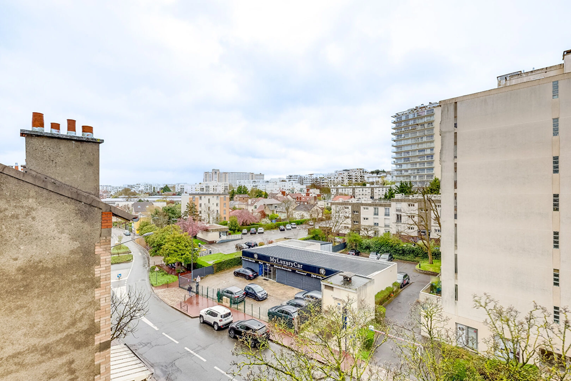 CHATILLON - PARC ANDRÉ MALRAUX.- STUDIO AVEC BALCON . 11