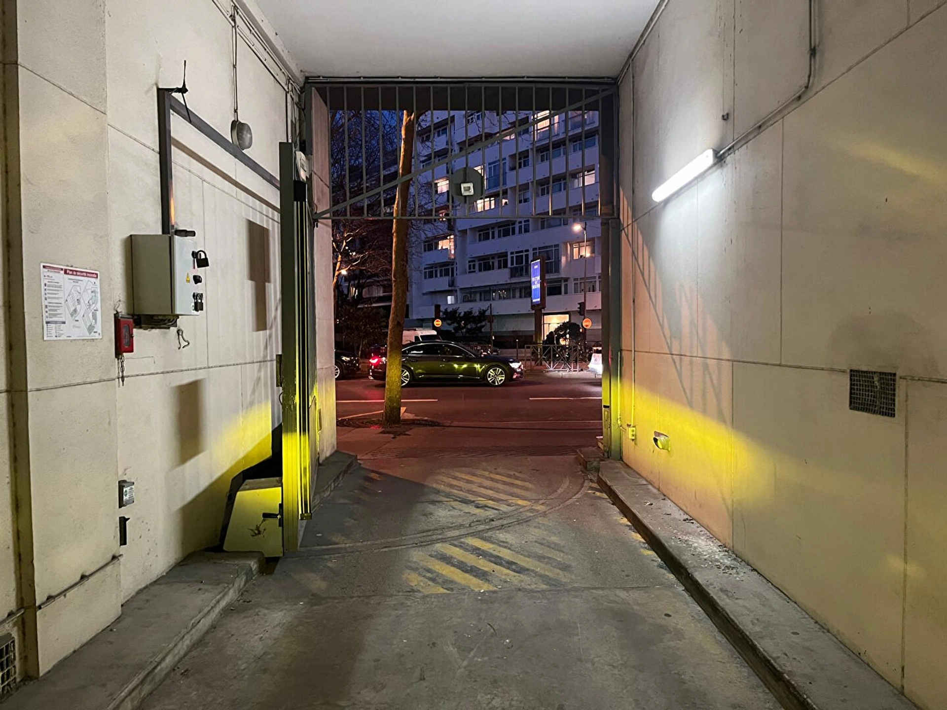 PARIS 16 - PARKING BOULEVARD EXELMANS 7