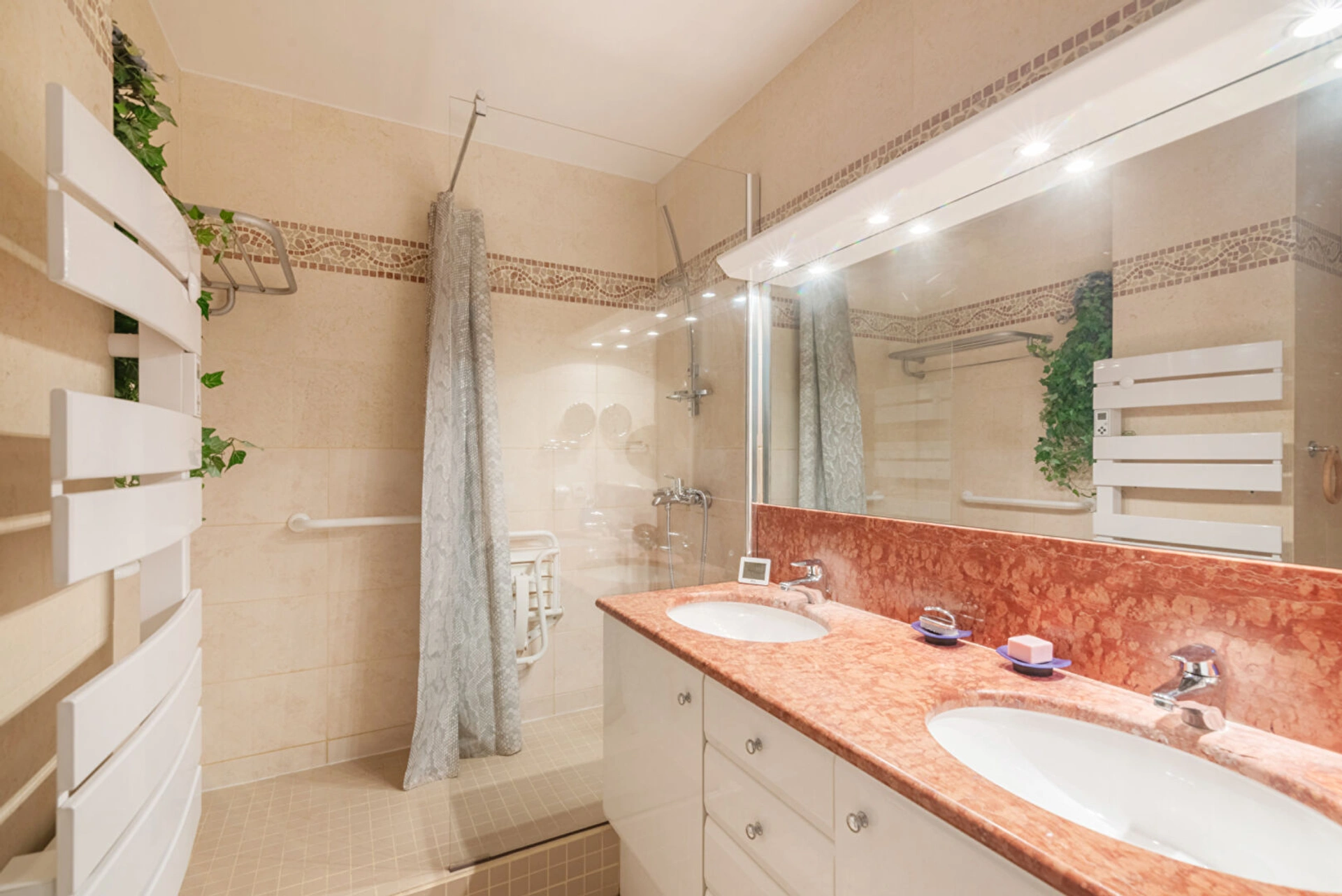 PARIS 18 - PASSAGE LATHUILLE 9