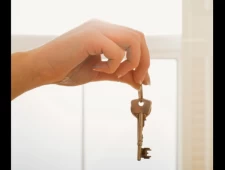 Remise anticipée des clés lors d'une vente immobilière : Les risques à considérer