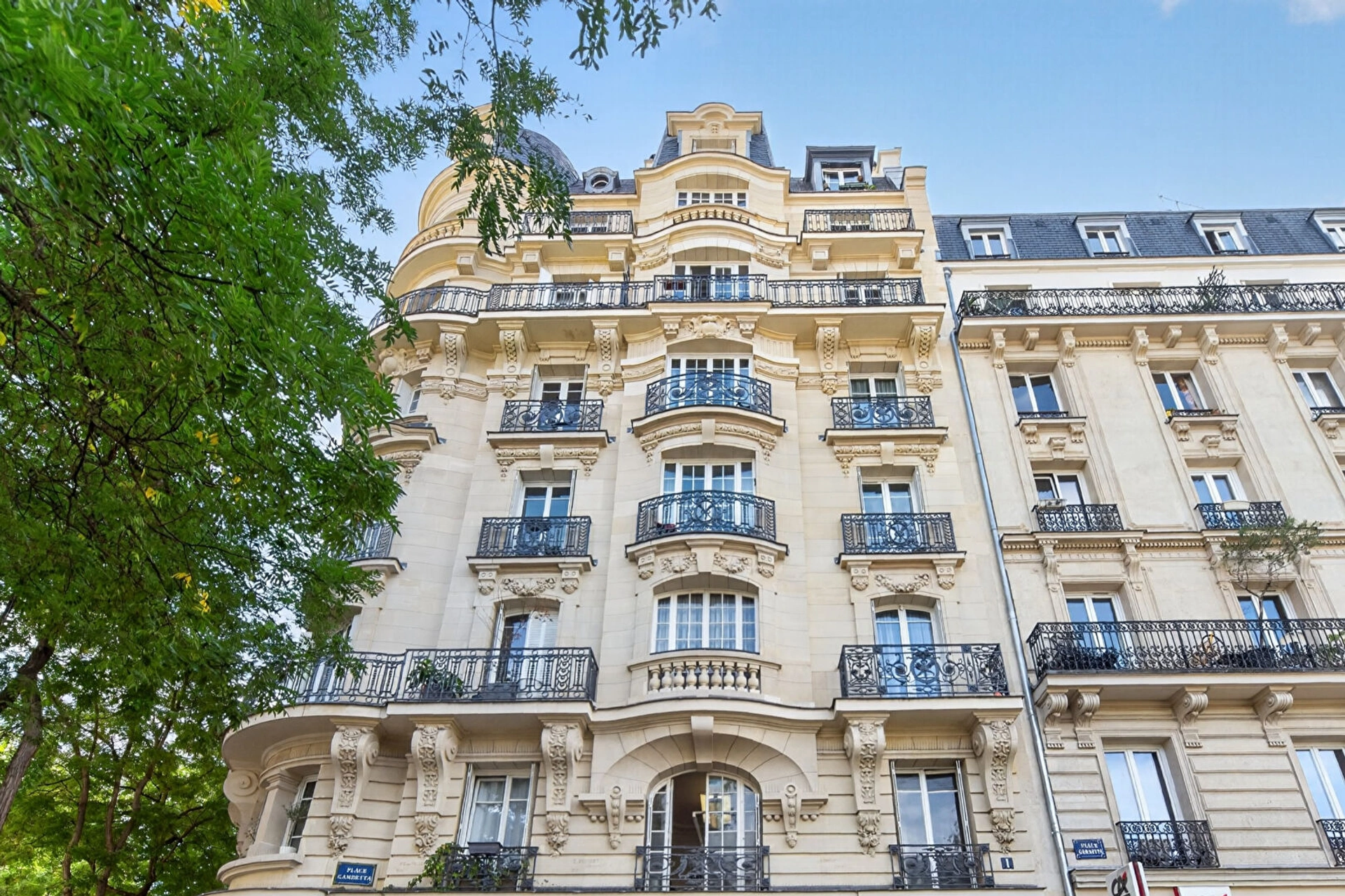 PARIS 20 - PLACE GAMBETTA 8