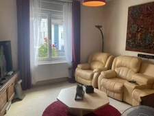 Maison, comprenant deux appartements