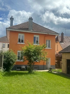 Maison, comprenant deux appartements