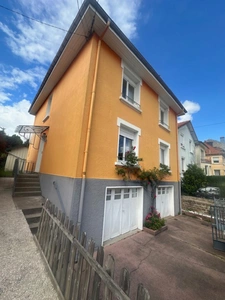 Maison, comprenant deux appartements