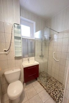 Maison, comprenant deux appartements