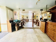 Immeuble de 350m2, salle bar, chambres, et appartement