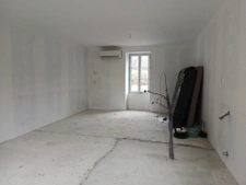 Maison en pierre à finir de rénover avec grange 