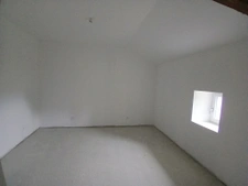 Maison en pierre à finir de rénover avec grange 