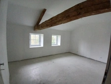 Maison en pierre à finir de rénover avec grange 