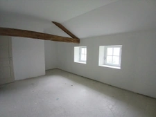 Maison en pierre à finir de rénover avec grange 