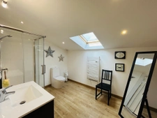 Impressive 5 Bedroom Detached Home with Large Garden and Gît