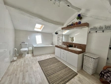 Elegant 206 m2 Manor House with 5 Bedrooms, 4 Shower Rooms, 