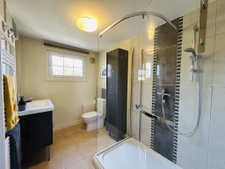 Impressive 5 Bedroom Detached Home with Large Garden and Gît