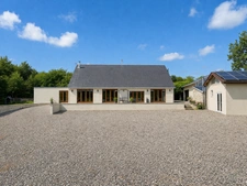 CHARMING 4-BEDROOM HOUSE WITH LARGE GROUNDS, WOODLAND AND 5,