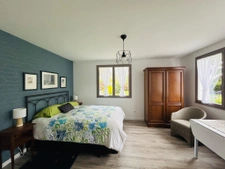 Single-storey 4-bedroom home with 48 m2 living space, garden