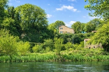 Charming 3-Bedroom Riverside Home with Beautiful Views   Vou