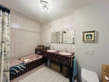 Single-storey 4-bedroom home with 48 m2 living space, garden