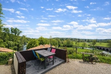 Charming 3-Bedroom Riverside Home with Beautiful Views   Vou