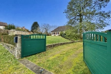 4 bedroom House, large garden, 2600m2 plot, large garage, cl