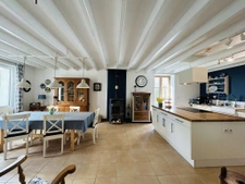 Impressive 5 Bedroom Detached Home with Large Garden and Gît