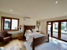 CHARMING 4-BEDROOM HOUSE WITH LARGE GROUNDS, WOODLAND AND 5,