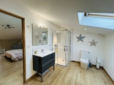 Impressive 5 Bedroom Detached Home with Large Garden and Gît