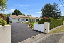 Single-storey 4-bedroom home with 48 m2 living space, garden