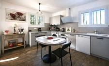 Villa traditionnelle PLAIN PIED de 3 pièces, rénovée avec soin  avec garage sur grand terrain avec COS RESIDUEL