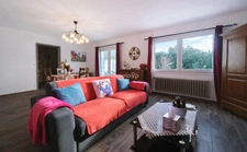 Villa traditionnelle PLAIN PIED de 3 pièces, rénovée avec soin  avec garage sur grand terrain avec COS RESIDUEL