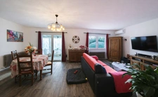 Villa traditionnelle PLAIN PIED de 3 pièces, rénovée avec soin  avec garage sur grand terrain avec COS RESIDUEL