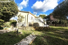 Villa traditionnelle PLAIN PIED de 3 pièces, rénovée avec soin  avec garage sur grand terrain avec COS RESIDUEL