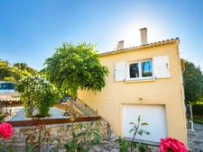 Villa PLAIN PIED de 3 pièces, rénovée avec soin  avec garage sur grand terrain 