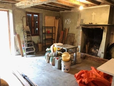 MAISON en pierres A RENOVER 4 PIECES 82m²-1500m² TERRAIN CLOS-TOITURES FAITES-ISOLATION COMMENCEE-DOUBLE VITRAGE-GARAGE-ABRI-TERRAIN DE PETANQUE-CALME-CHARME DE LA CAMPAGNE