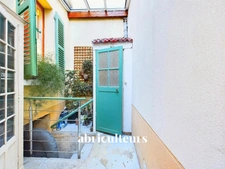 Maison de famille atypique de 240m2 avec 5 chambres, une maisonnette indépendante et un grand jardin arboré de 250m2<span></span>Rue Rochebrune, 93100 Montreuil<span></span>Quartier Mûrs à Pêches