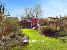 Maison de famille atypique de 240m2 avec 5 chambres, une maisonnette indépendante et un grand jardin arboré de 250m2<span></span>Rue Rochebrune, 93100 Montreuil<span></span>Quartier Mûrs à Pêches
