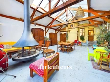 Maison de famille atypique de 240m2 avec 5 chambres, une maisonnette indépendante et un grand jardin arboré de 250m2<span></span>Rue Rochebrune, 93100 Montreuil<span></span>Quartier Mûrs à Pêches