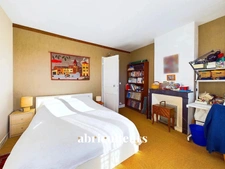 Maison de famille atypique de 240m2 avec 5 chambres, une maisonnette indépendante et un grand jardin arboré de 250m2<span></span>Rue Rochebrune, 93100 Montreuil<span></span>Quartier Mûrs à Pêches