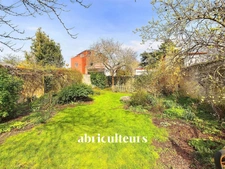 Maison de famille atypique de 240m2 avec 5 chambres, une maisonnette indépendante et un grand jardin arboré de 250m2<span></span>Rue Rochebrune, 93100 Montreuil<span></span>Quartier Mûrs à Pêches