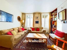 Maison de famille atypique de 240m2 avec 5 chambres, une maisonnette indépendante et un grand jardin arboré de 250m2<span></span>Rue Rochebrune, 93100 Montreuil<span></span>Quartier Mûrs à Pêches