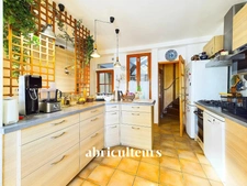 Maison de famille atypique de 240m2 avec 5 chambres, une maisonnette indépendante et un grand jardin arboré de 250m2<span></span>Rue Rochebrune, 93100 Montreuil<span></span>Quartier Mûrs à Pêches