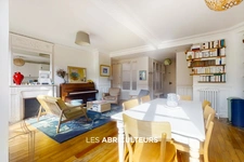 Appartement 4 pièces<span></span>2 chambres<span></span>69 m²<span></span>Paris 18