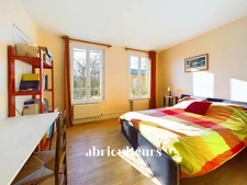 Maison de famille atypique de 240m2 avec 5 chambres, une maisonnette indépendante et un grand jardin arboré de 250m2<span></span>Rue Rochebrune, 93100 Montreuil<span></span>Quartier Mûrs à Pêches